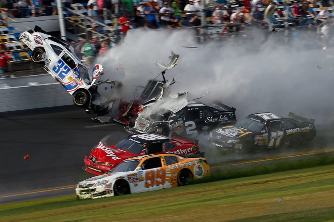 Жестокая авария на гонках NASCAR (14 фото) Жестокая авария на гонках NASCAR (14 фото)