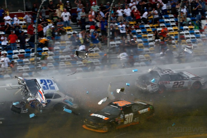 Жестокая авария на гонках NASCAR (14 фото) Жестокая авария на гонках NASCAR (14 фото)