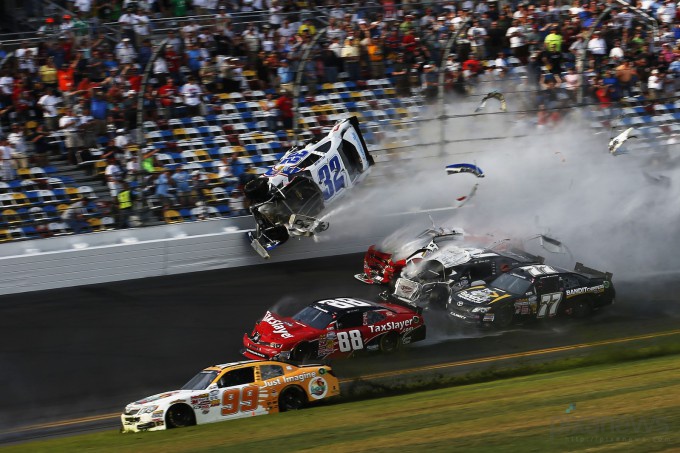 Жестокая авария на гонках NASCAR (14 фото) Жестокая авария на гонках NASCAR (14 фото)
