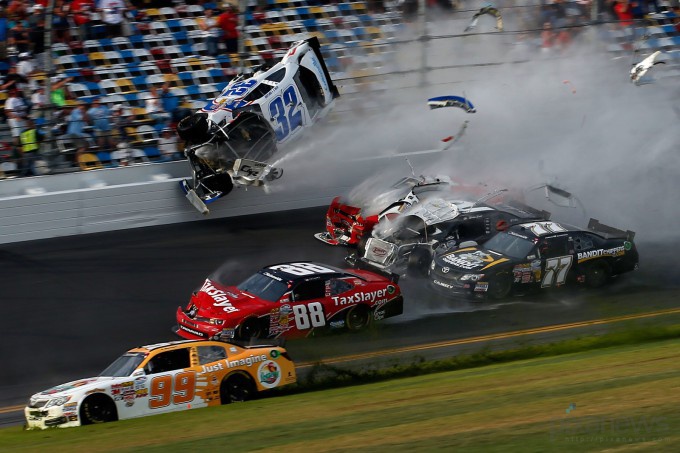 Жестокая авария на гонках NASCAR (14 фото) Жестокая авария на гонках NASCAR (14 фото)