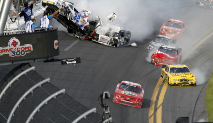 Жестокая авария на гонках NASCAR (14 фото) Жестокая авария на гонках NASCAR (14 фото)