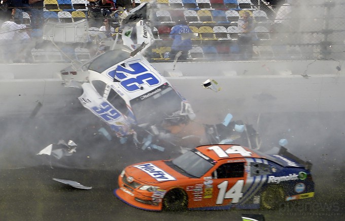 Жестокая авария на гонках NASCAR (14 фото) Жестокая авария на гонках NASCAR (14 фото)