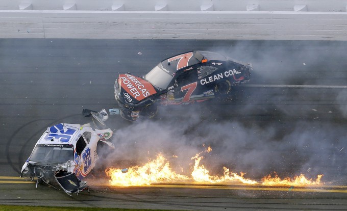 Жестокая авария на гонках NASCAR (14 фото) Жестокая авария на гонках NASCAR (14 фото)