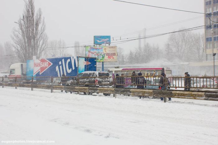 Сильнейший снегопад парализовал Киев на несколько дней (86 фото)