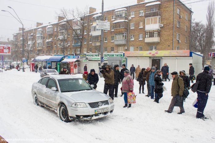 Сильнейший снегопад парализовал Киев на несколько дней (86 фото)