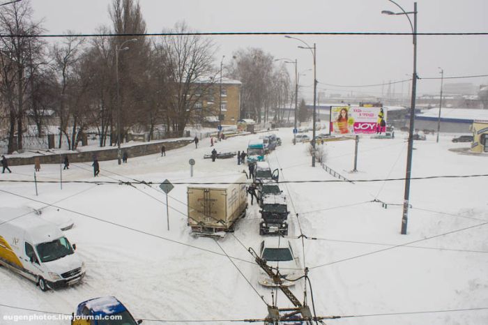 Сильнейший снегопад парализовал Киев на несколько дней (86 фото)