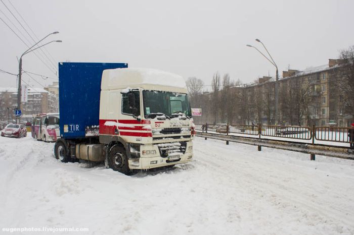 Сильнейший снегопад парализовал Киев на несколько дней (86 фото)