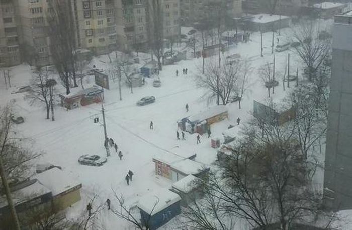 Сильнейший снегопад парализовал Киев на несколько дней (86 фото)