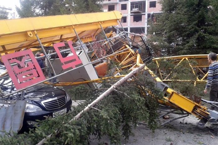 Башенный кран упал на машину замгенпрокурора РФ (6 фото)