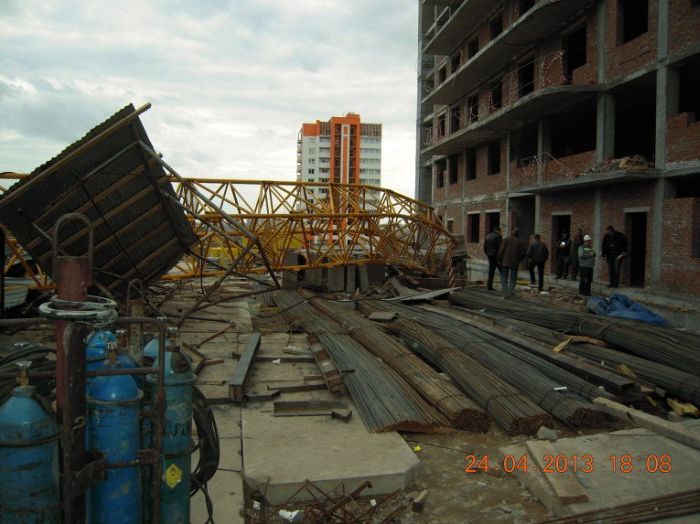 Башенный кран упал на машину замгенпрокурора РФ (6 фото)