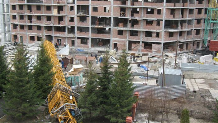 Башенный кран упал на машину замгенпрокурора РФ (6 фото)