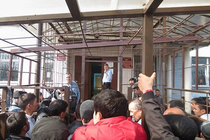 Как иностранцы получают разрешение на работу в Москве (14 фото)