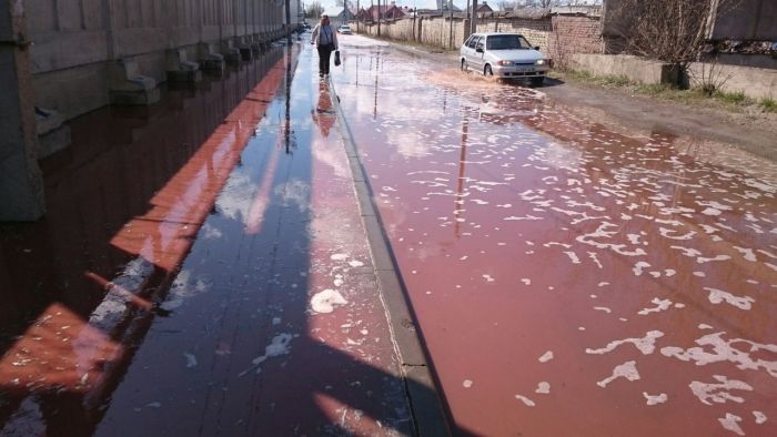 Тонны сока вылились на улицы города Лебедянь