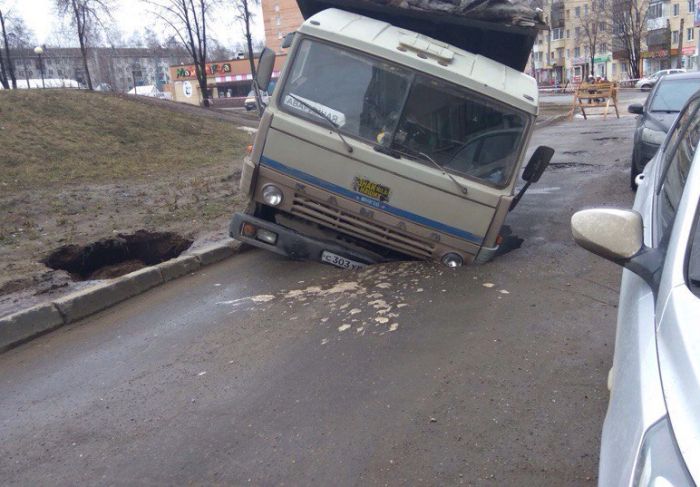 В Ижевске подъемный кран, вытаскивавший «КамАЗ» из ямы, сам провалился в яму