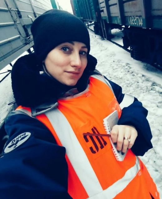 Очаровательные железнодорожные сотрудницы