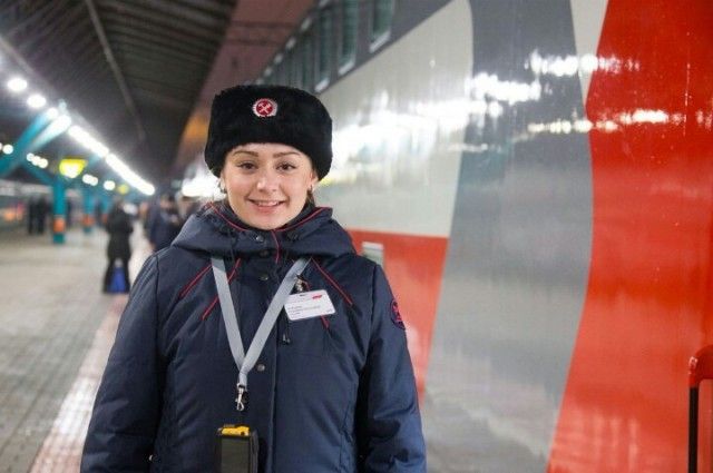 Очаровательные железнодорожные сотрудницы