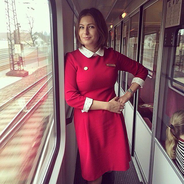 Очаровательные железнодорожные сотрудницы