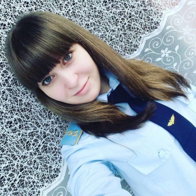 Очаровательные железнодорожные сотрудницы