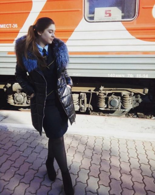Очаровательные железнодорожные сотрудницы
