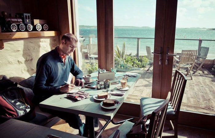 Инженер, бросивший работу ради путешествий, превращает обыкновенные блокноты в произведение искусства