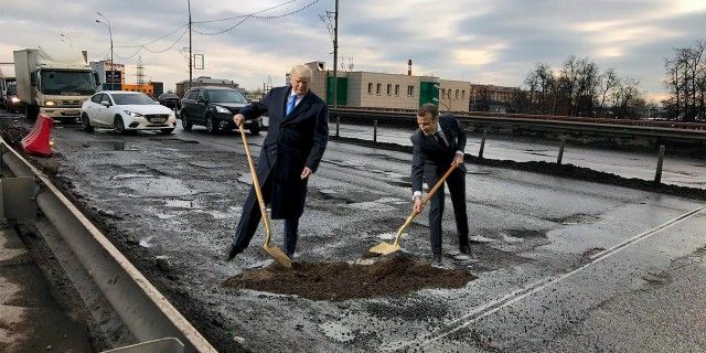 Сажающие дерево Трамп и Макрон стали героями фотожаб