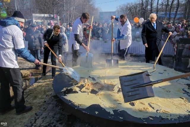 Сажающие дерево Трамп и Макрон стали героями фотожаб