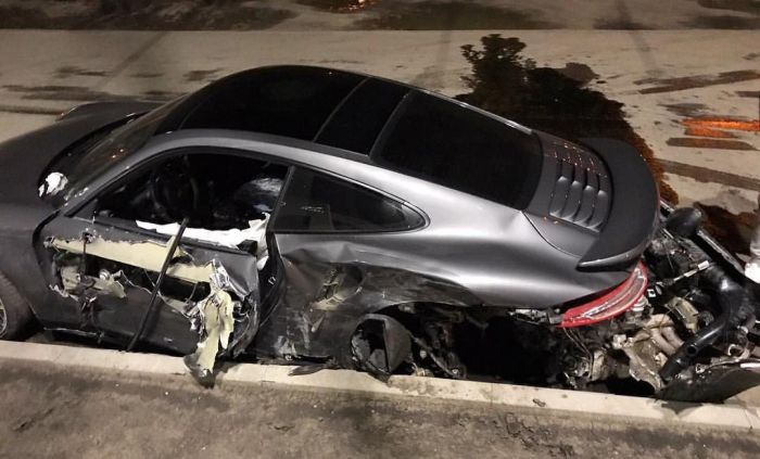 Владельцу разбитого спорткара Porsche 911 отказали в замене авто