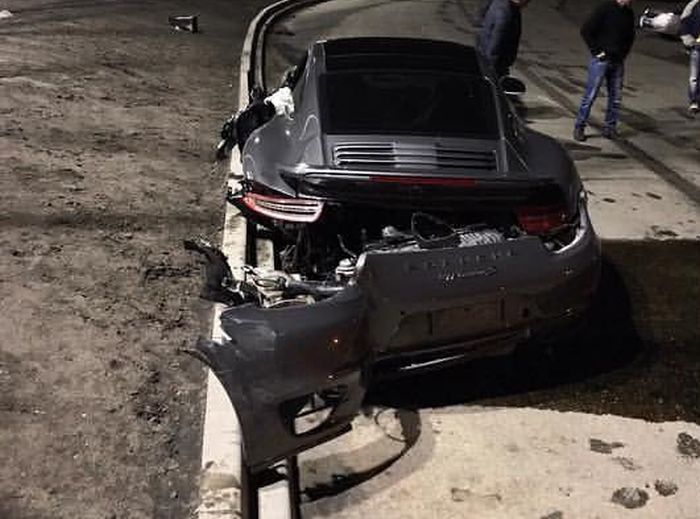 Владельцу разбитого спорткара Porsche 911 отказали в замене авто