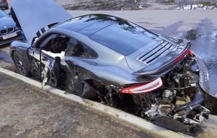 Владельцу разбитого спорткара Porsche 911 отказали в замене авто