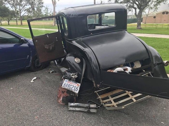 В США водитель отвлекся на телефон и врезался в раритетный Ford Model A 1931 года