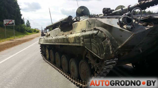 БМП наехала на легковой автомобиль на выезде из Гродно