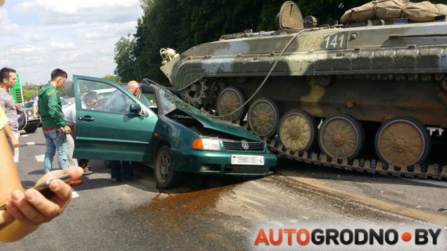 БМП наехала на легковой автомобиль на выезде из Гродно