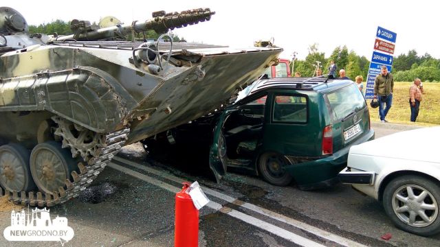 БМП наехала на легковой автомобиль на выезде из Гродно