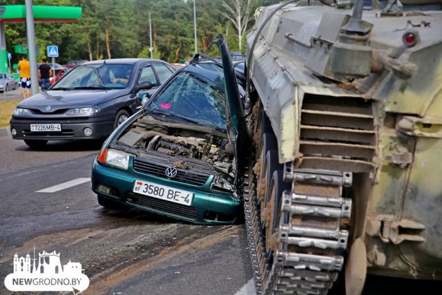 БМП наехала на легковой автомобиль на выезде из Гродно