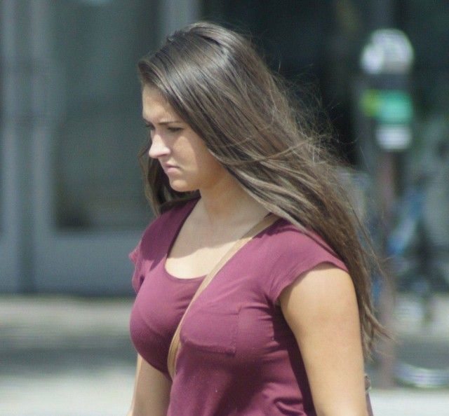 Девушки дурачатся перед камерой