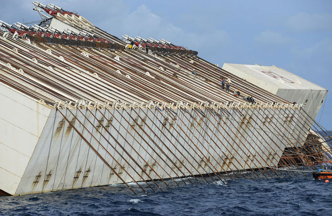 Последнее путешествие лайнера Costa Concordia (29 фото)