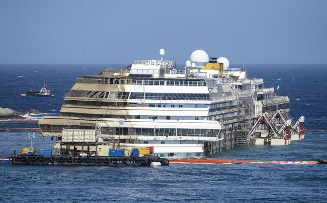 Последнее путешествие лайнера Costa Concordia (29 фото)