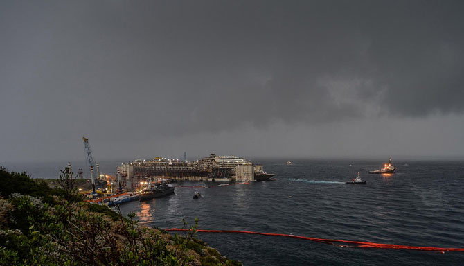 Последнее путешествие лайнера Costa Concordia (29 фото)
