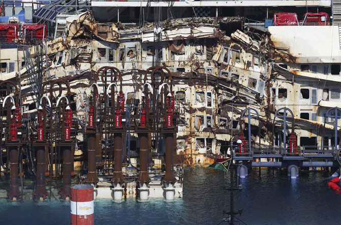 Последнее путешествие лайнера Costa Concordia (29 фото)