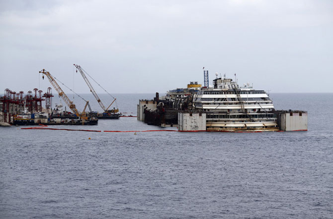 Последнее путешествие лайнера Costa Concordia (29 фото)
