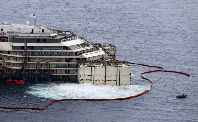 Последнее путешествие лайнера Costa Concordia (29 фото)