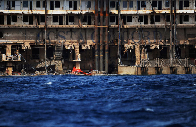 Последнее путешествие лайнера Costa Concordia (29 фото)