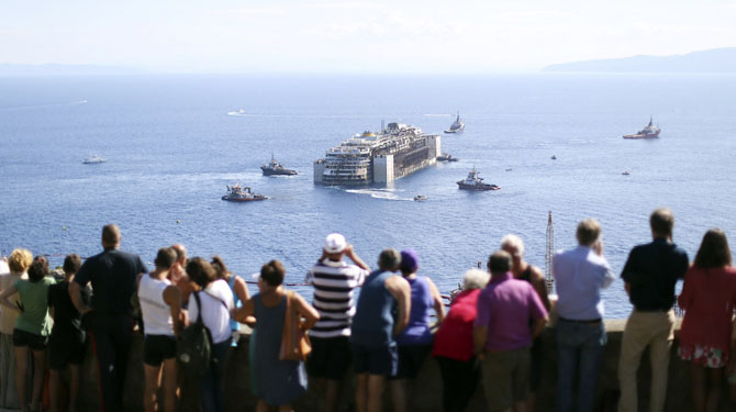 Последнее путешествие лайнера Costa Concordia (29 фото)