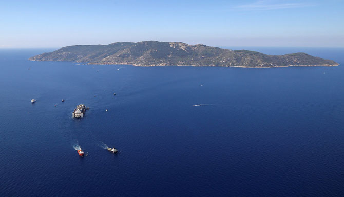 Последнее путешествие лайнера Costa Concordia (29 фото)