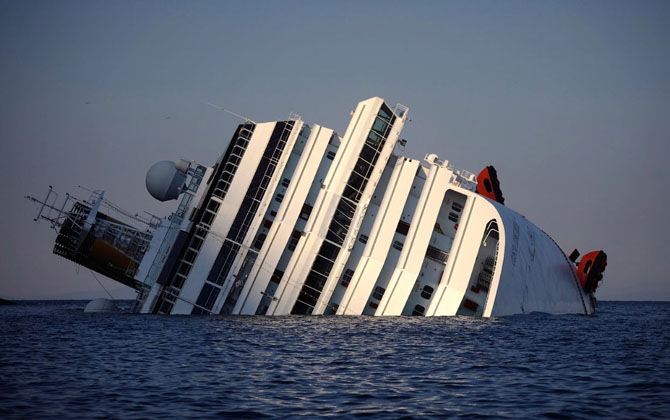 Последнее путешествие лайнера Costa Concordia (29 фото)