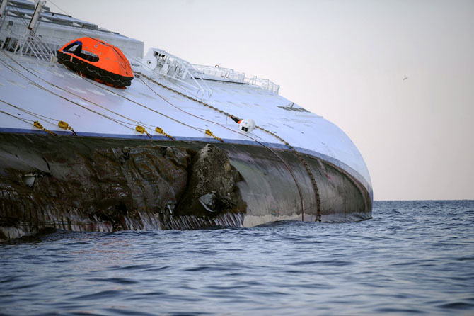 Последнее путешествие лайнера Costa Concordia (29 фото)