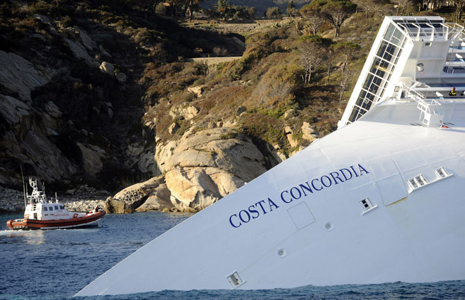 Последнее путешествие лайнера Costa Concordia (29 фото)