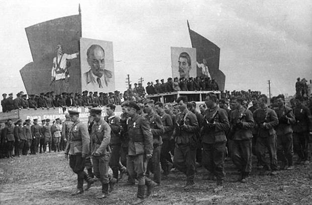 Как проходил самый необычный в истории парад 1944 года Как проходил самый необычный в истории парад 1944 года