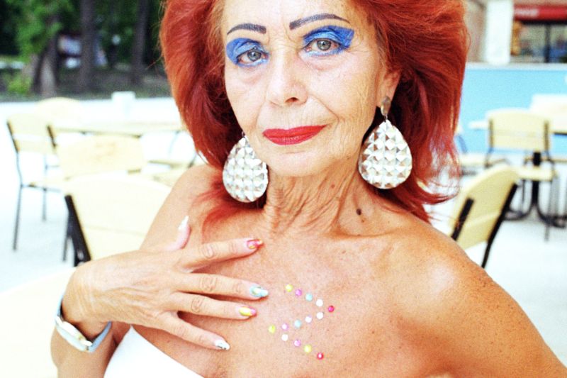 70-летняя бабуля фотографируется топлес и подумывает о съемках в порно