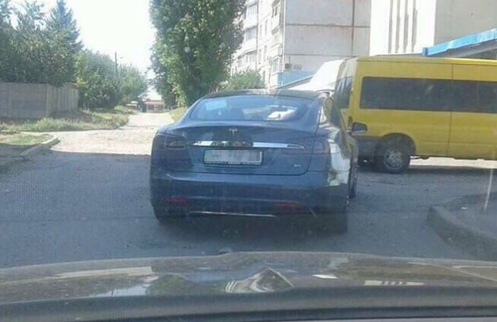 Электромобиль Tesla бросили посреди перекрестка
